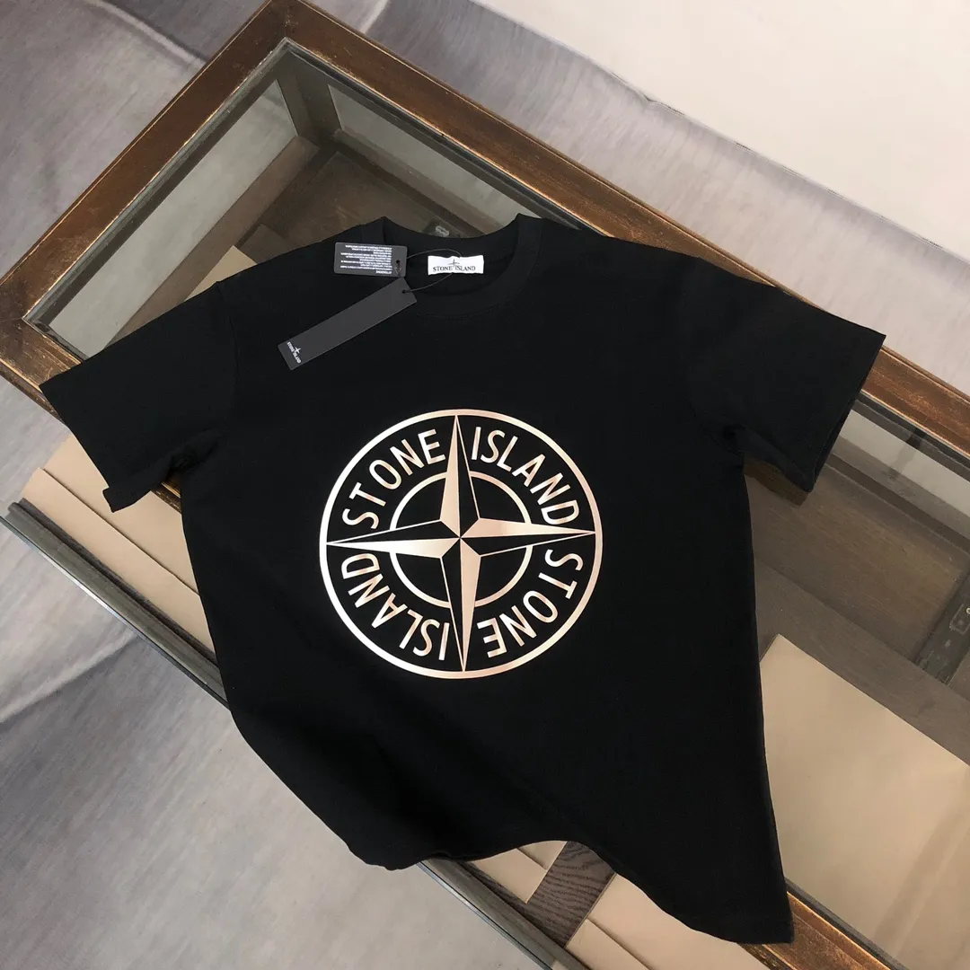 P180 Stone Island 2025 latest T-shirt, couple style ~ Original order, fashionable and casual short T-shirt, specially made of customized cotton fabric ~ Cotton T-shirt ~ Pre-washed to prevent deformation and shrinkage problem, more comfortable and breathable on the body ~ All available from stock ~ Unique design style, trendy must-have item, complete with three standards 👍 Color: black/white Size: S M L XL (larger version, please indicate your height and weight when placing an order)
